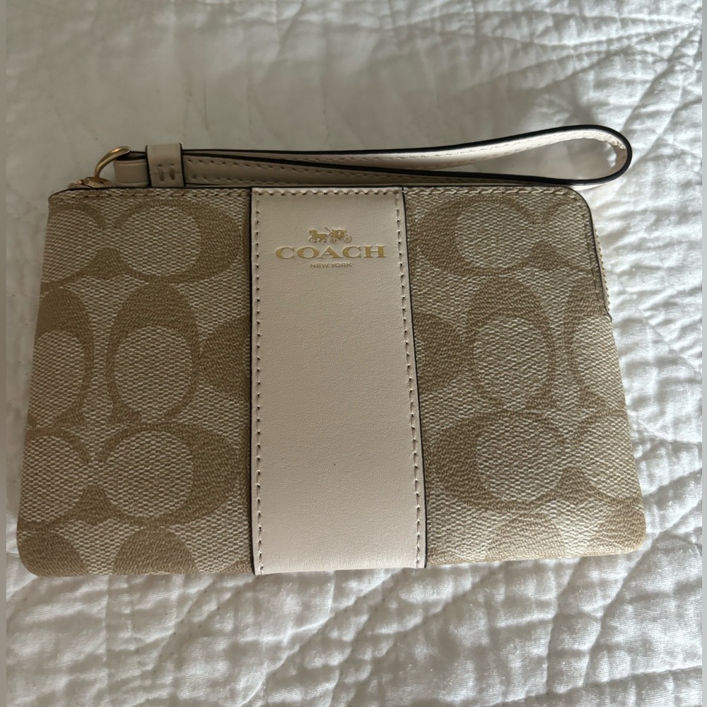 💕💕 Bran New Large Coach Wristlet 💕💕